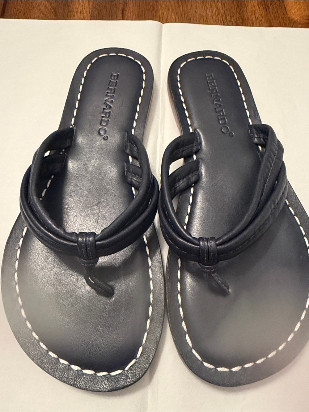 Bernardo Black Leather Knotted Toe-Loop Sandals - Women